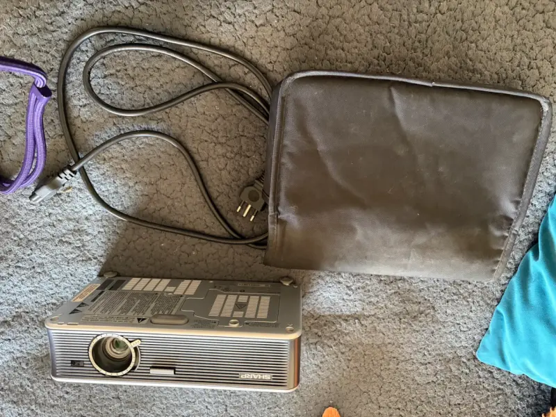 Proyector Sharp con cable y funda - 1