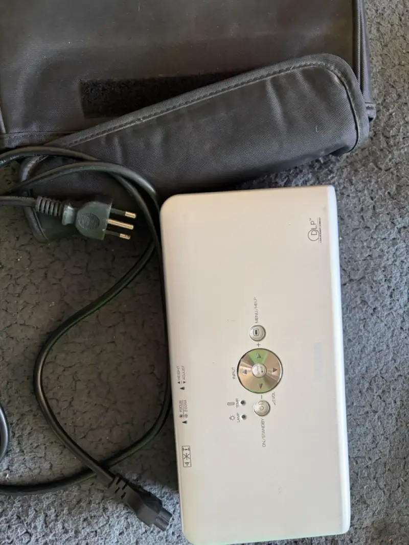 Proyector Sharp con cable y funda - 4