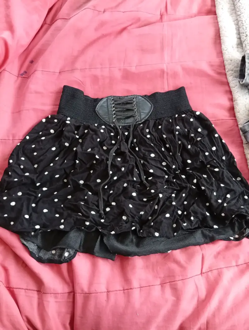 Falda corta negra con lunares blancos
