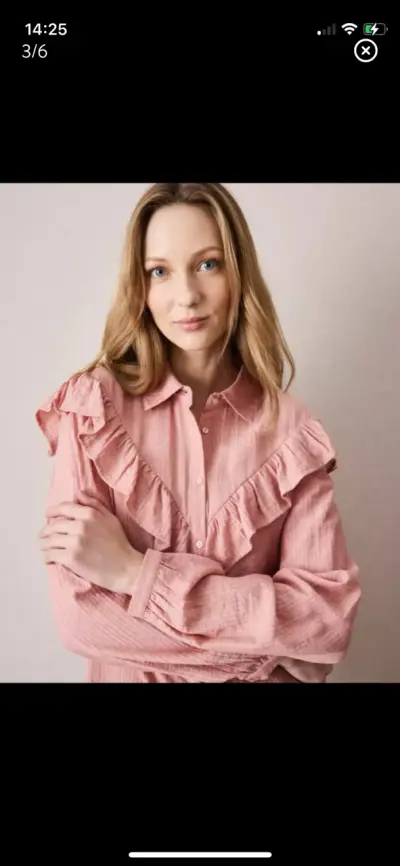 Blusa rosa con volantes para mujer - miniatura 3