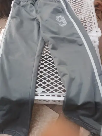 Pantalones deportivos grises con número - miniatura 1