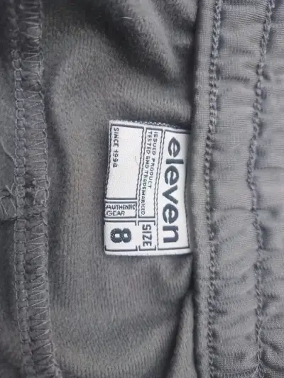 Pantalones deportivos grises con número - miniatura 2