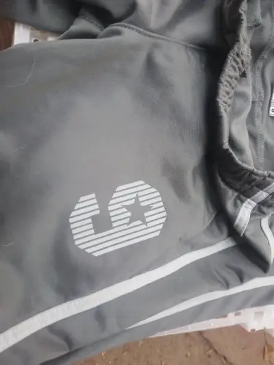 Pantalones deportivos grises con número - miniatura 3