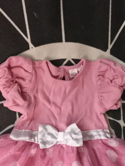 Vestido rosado para bebé con lunares - miniatura 2