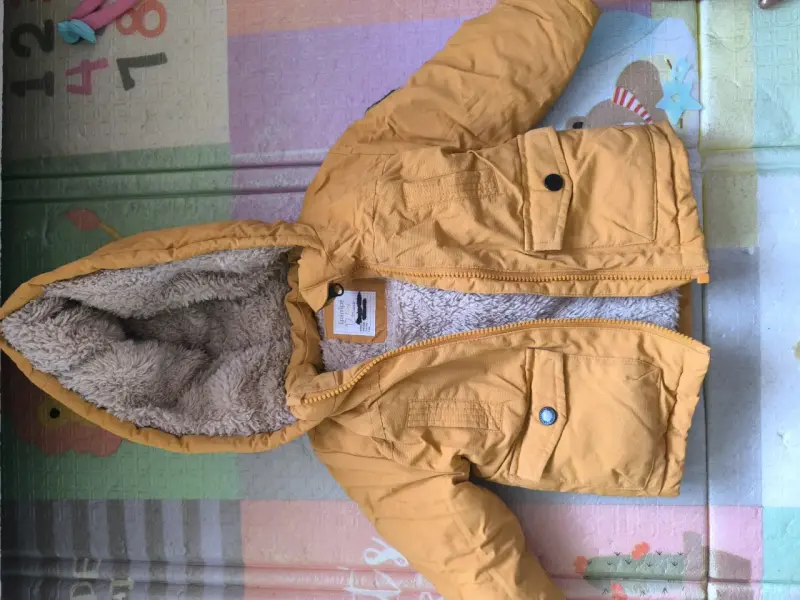 Chaqueta amarilla con capucha para niños