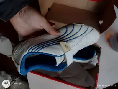 Zapatillas de fútbol blancas con detalles azules - miniatura 1