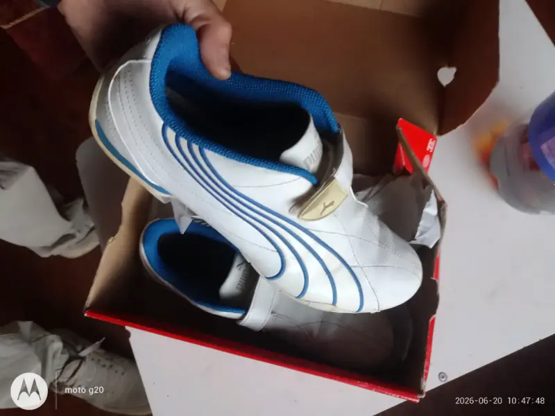 Zapatillas de fútbol blancas con detalles azules - 3