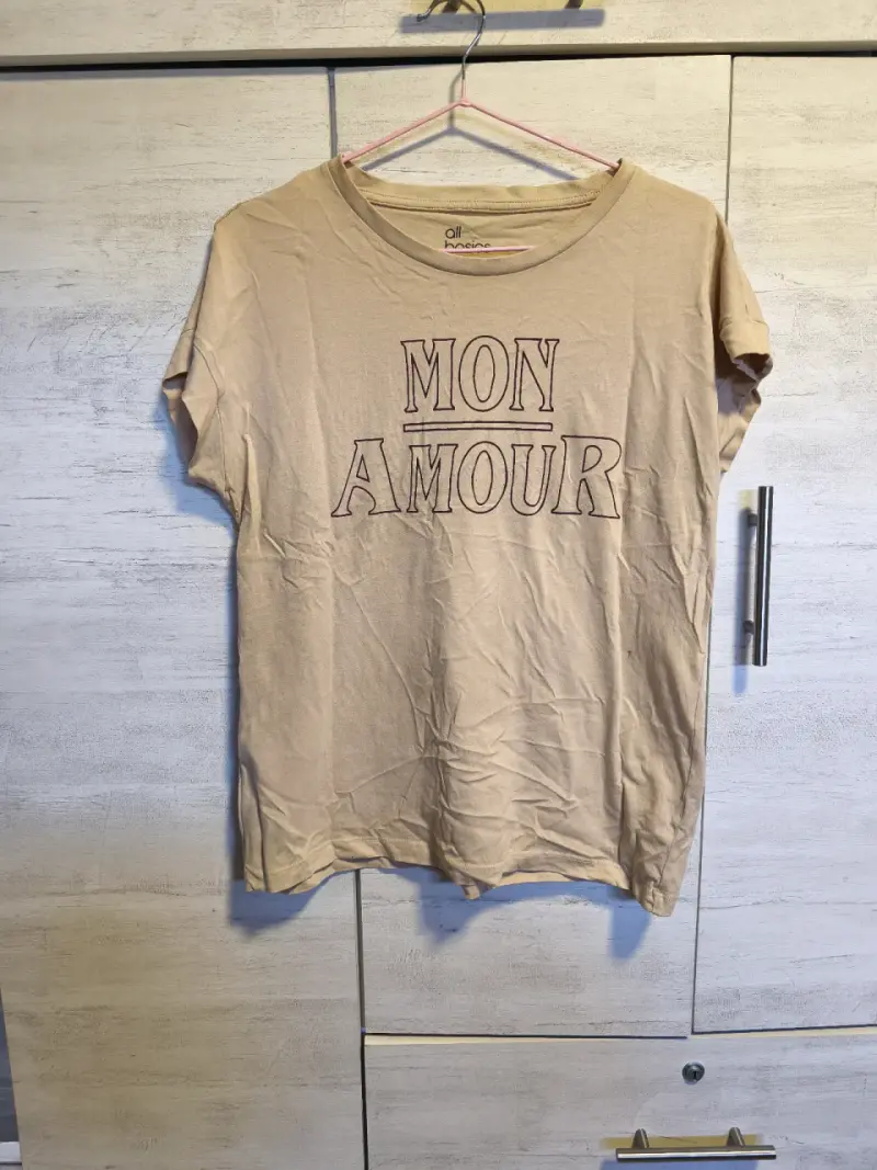 Polera beige con estampado 'Mon Amour'