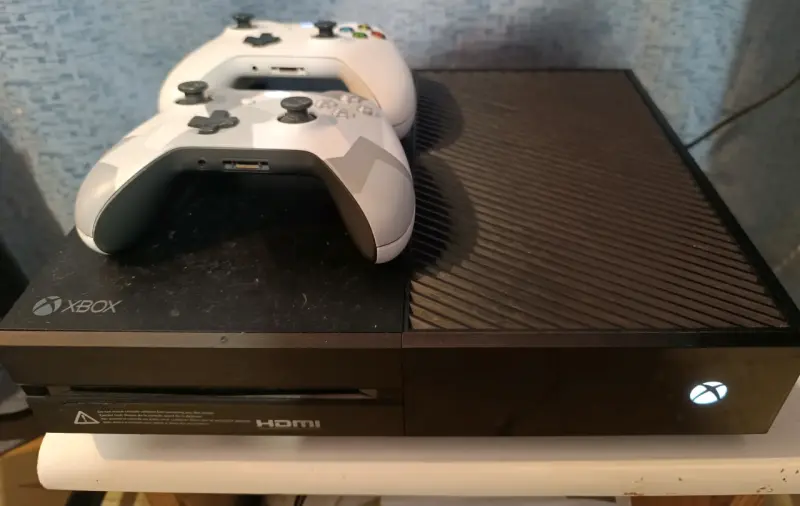 Consola Xbox One con dos controles - 1