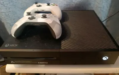 Consola Xbox One con dos controles - miniatura 1