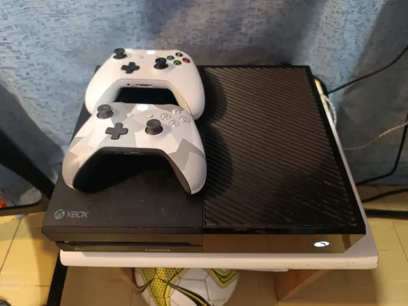Consola Xbox One con dos controles - 2