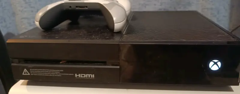 Consola Xbox One con dos controles - 4