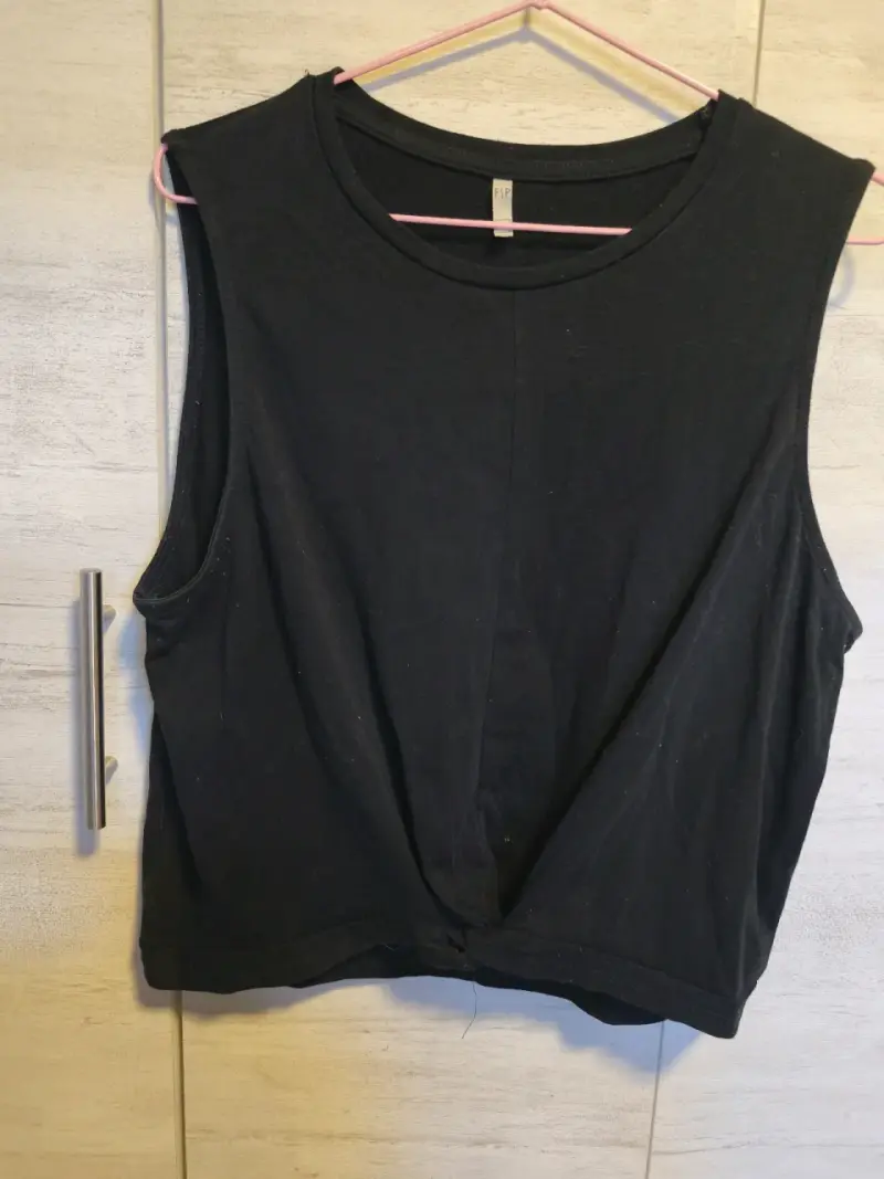 Polera sin mangas negra básica