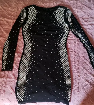 Vestido negro con detalles brillante. - miniatura 1
