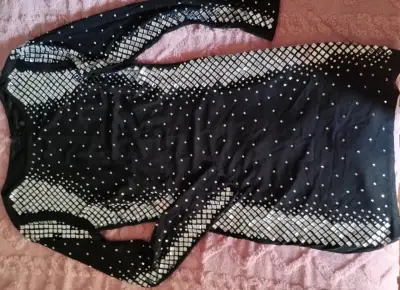 Vestido negro con detalles brillante. - miniatura 2