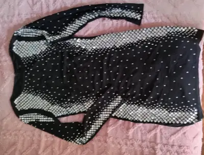 Vestido negro con detalles brillante. - miniatura 3