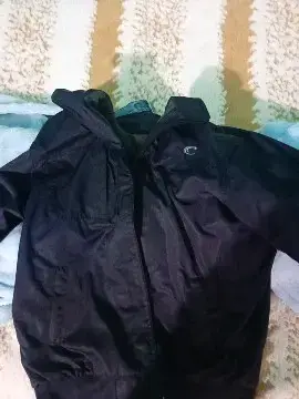 Chaqueta azul marino impermeable - miniatura 1