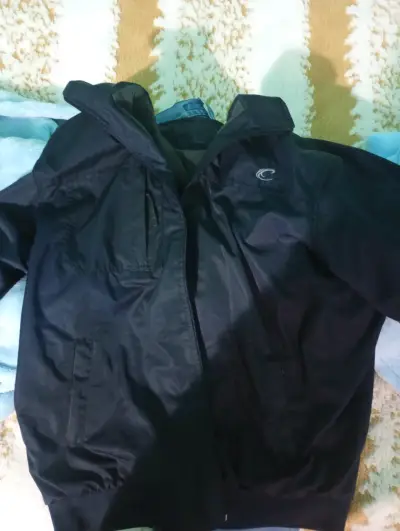 Chaqueta azul marino impermeable - miniatura 2