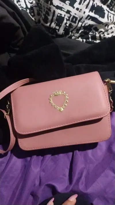 Cartera rosa con detalle de corazón dorado - miniatura 1