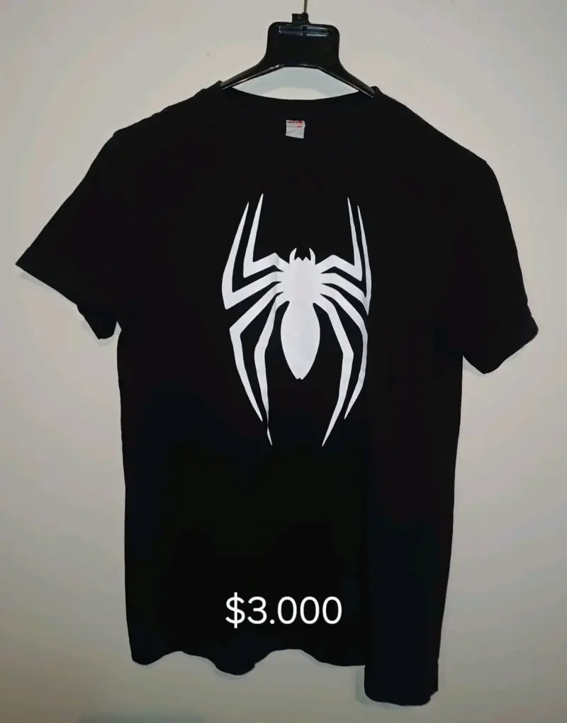 Polera negra con logo de araña