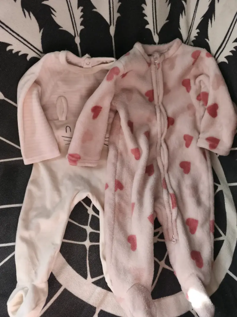 Conjunto de pijamas para bebé con diseño de conejito y corazones