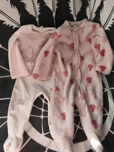 Conjunto de pijamas para bebé con diseño de conejito y corazones - miniatura 1