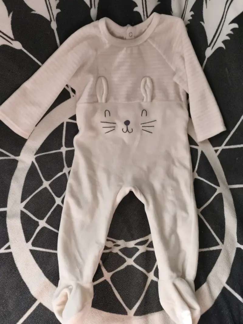 Conjunto de pijamas para bebé con diseño de conejito y corazones - 2