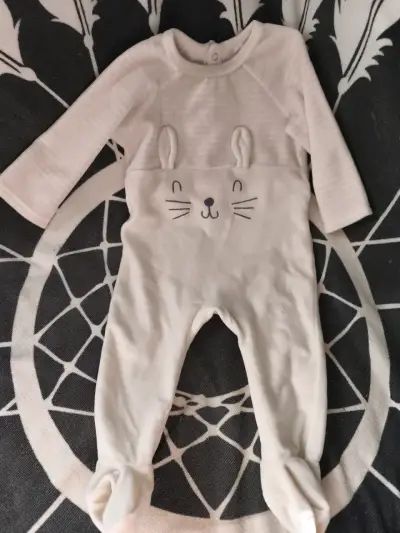 Conjunto de pijamas para bebé con diseño de conejito y corazones - miniatura 2