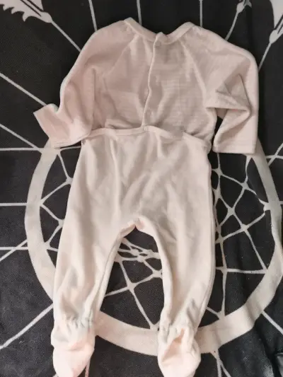 Conjunto de pijamas para bebé con diseño de conejito y corazones - miniatura 5