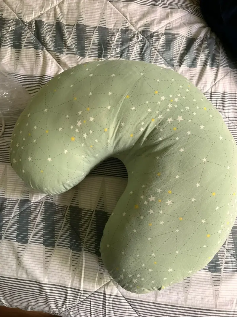 Cojín de lactancia verde con estrellas