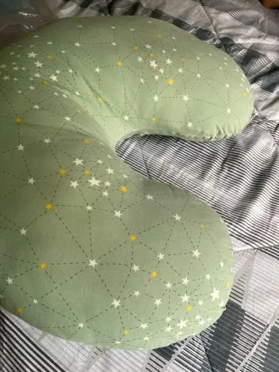 Cojín de lactancia verde con estrellas - miniatura 2