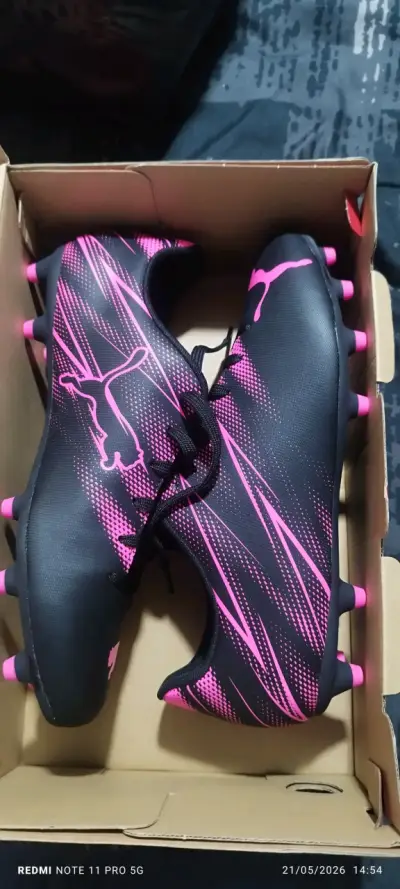 Botines de fútbol Puma negros y rosados - miniatura 1