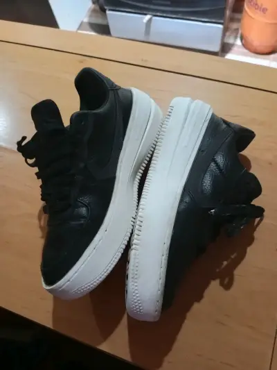 Zapatillas deportivas negras y blancas - miniatura 1