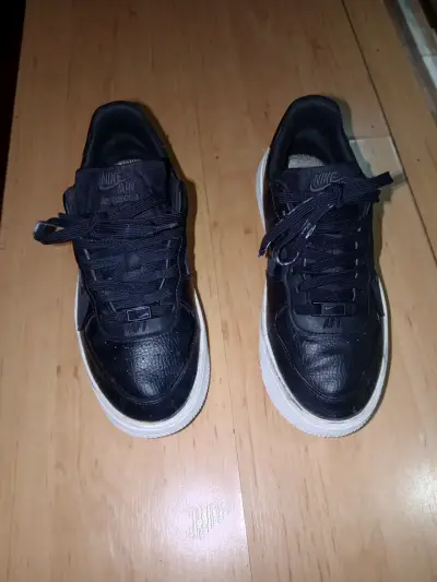 Zapatillas deportivas negras y blancas - miniatura 2