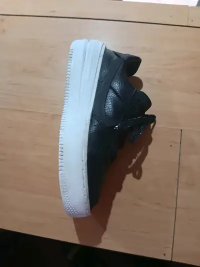 Zapatillas deportivas negras y blancas - miniatura 4