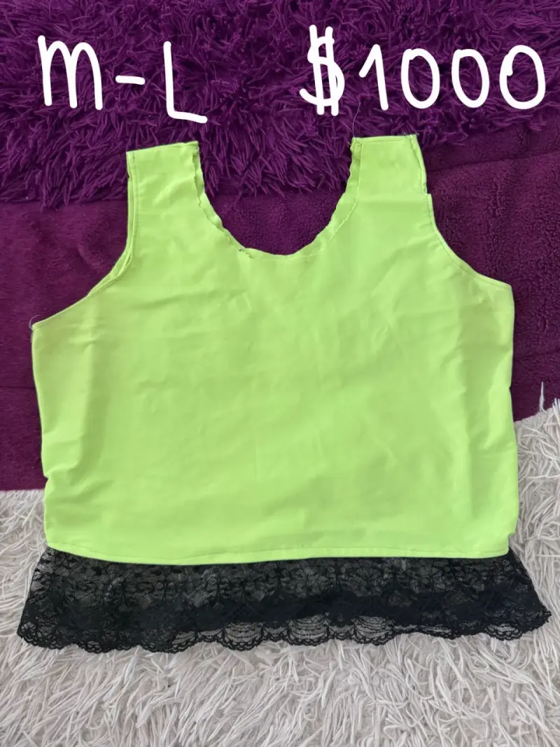 Blusa verde con encaje negro - 1