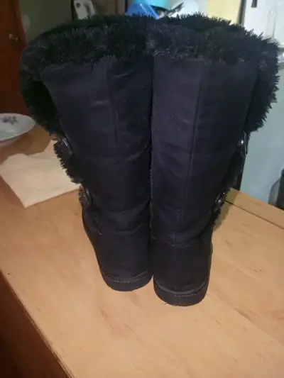Botas negras con forro de peluche - miniatura 1