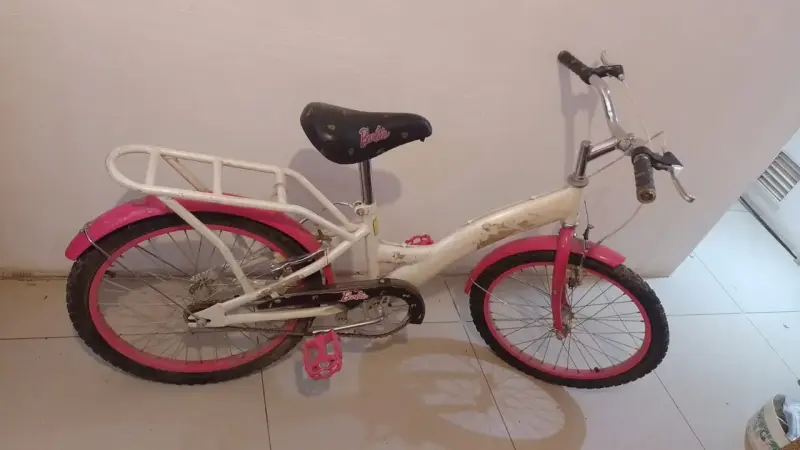 Bicicleta infantil Barbie blanca y rosada