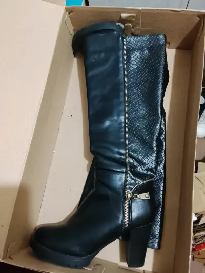 Botas negras de cuero con cierre y textura - miniatura 1