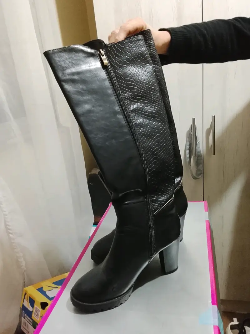 Botas negras de cuero con cierre y textura - 2