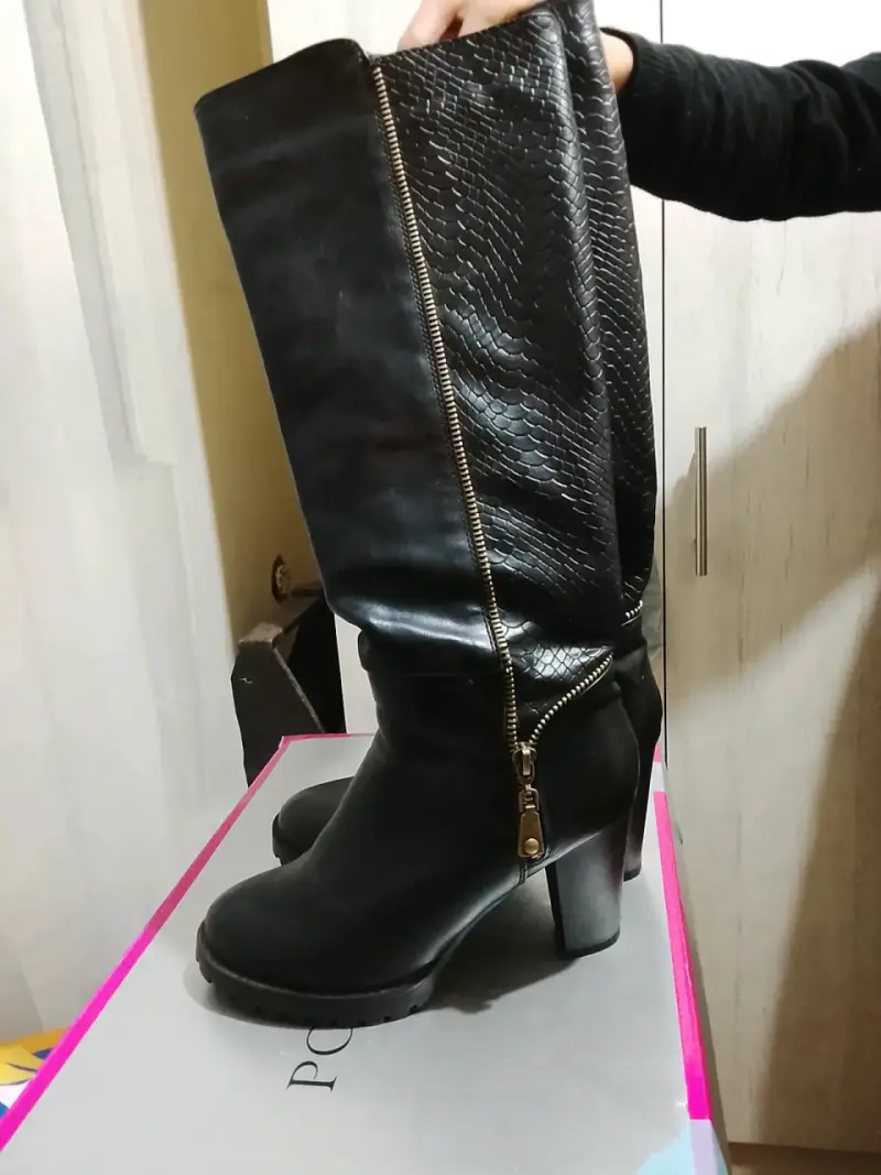 Botas negras de cuero con cierre y textura - 3