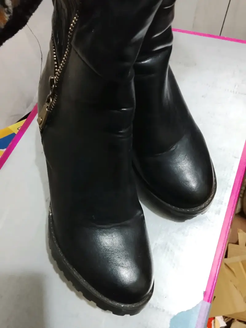 Botas negras de cuero con cierre y textura - 4