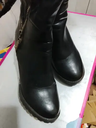 Botas negras de cuero con cierre y textura - miniatura 4