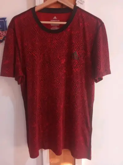 Polera deportiva Adidas roja estampada - miniatura 1