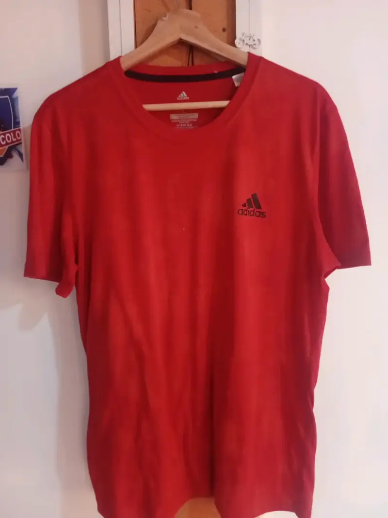 Polera deportiva Adidas roja estampada - 2
