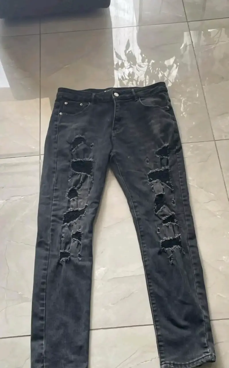 Jeans negros desgastados para hombre