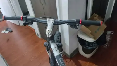 Bicicleta de montaña con manubrio ajustable - miniatura 1