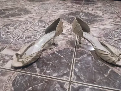 Zapatos de tacón beige con detalle brillante - miniatura 1
