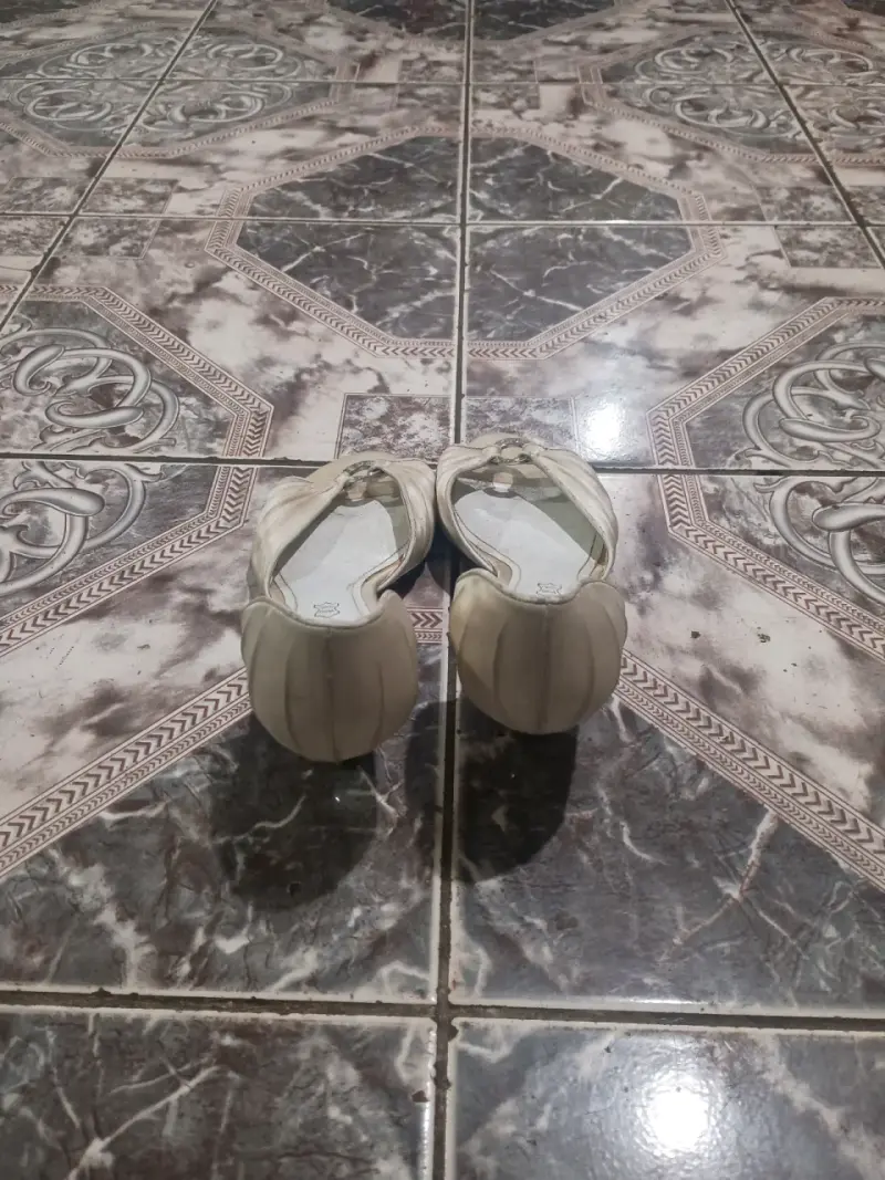 Zapatos de tacón beige con detalle brillante - 2