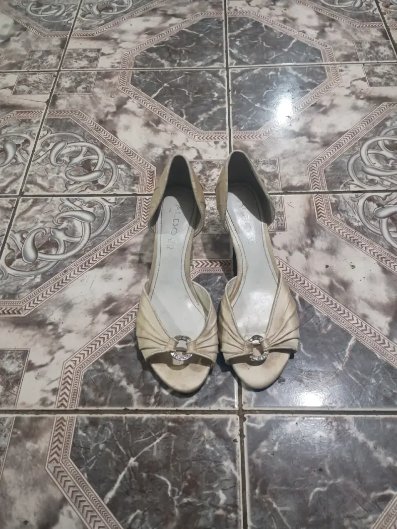 Zapatos de tacón beige con detalle brillante - 3